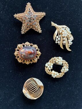 Signed vintage costume pins lot